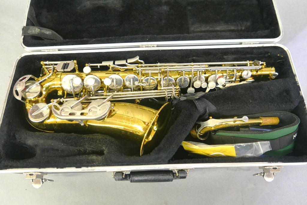 King Empire Saxophone & Case: Vintage King Empire brass plated saxophone serial number 7120631, includes alto sax mouth piece and fitted SKB hard case 24.5"L