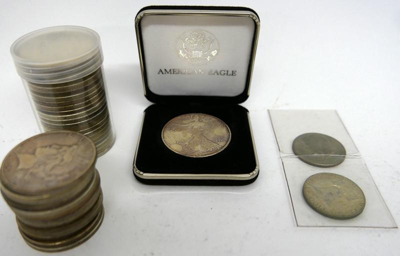 35 Silver Peace Dollars & Others: 35 United States Silver Dollars, 8-1923, 5-1923S, 2-1923S, 6-1924, 2-1924S, 4-1925, 1925S, 1926D, 3-1926S, 1927, 1928S, 1935, also includes a 1992 uncirculated American Eagle in clamshell box, 1957 Fr