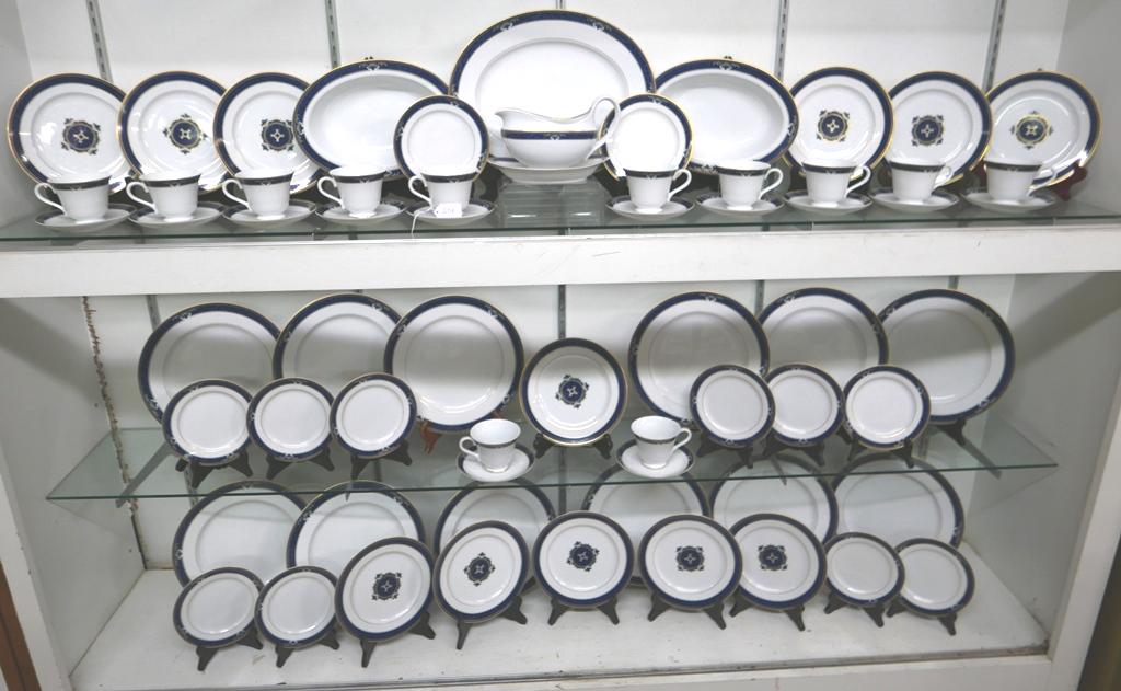 Wedgewood 12 Place Dinner Service: Wedgewood dinner service for 12, 65 pieces total includes 12 dinner plates, 12 desert plates, 12 bread plates, 12 teacups and 12 saucers, large platter, 2 serving bowls, 2 gravy boats with under plate