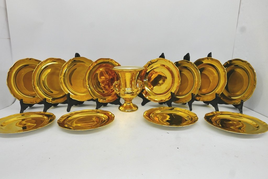 12 Gold Gilt French Porcelain Dinner Plates & Urn: Set of 12 gold gilt dinner plates with scalloped edge signed "Porcelain de Paris France" 10" diameter, gold gilt ceramic urn signed "Haeger 22 Carat Gold" 9"H