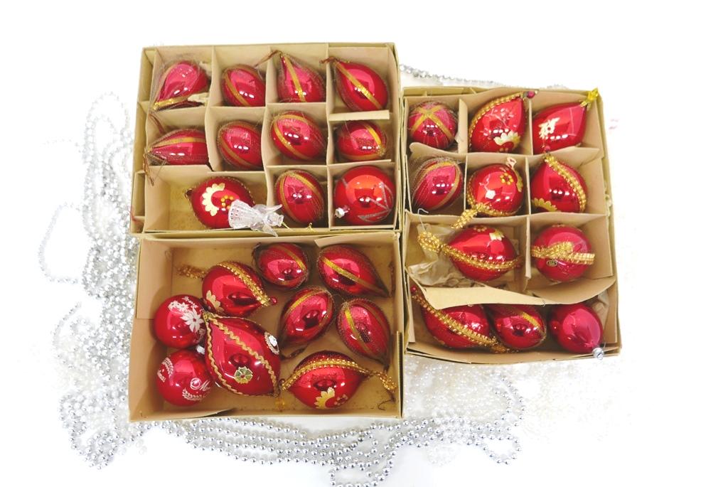 Vintage Xmas Balls and Beads: Three boxes of vintage Christmas balls, strings of beads
