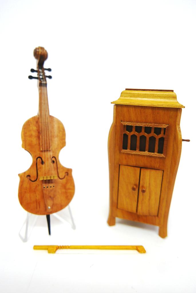 Robert Carlisle Dollhouse Victrola & Cello: Robert Carlisle golden mahogany floor model victrola 4.25"H, also includes an unsigned artisan cello 5.75"H with bow