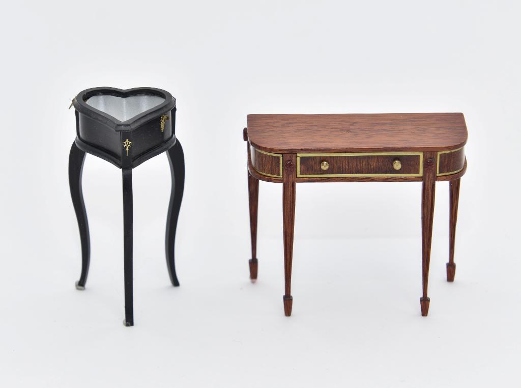 Jim Watt Artisan Dollhouse Tables: Jim Watt beautiful mahogany pier table, top with rounded front corners over apron with single drawer with brass knobs, brass line edging and wood sunbursts, reeded Hepplewhite style legs on spade feet