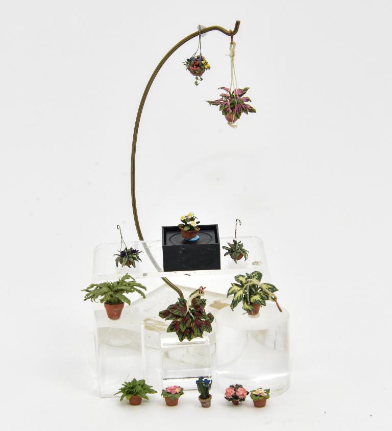 Dollhouse Small Scale Plants & Pots Miniatures: Nice selection of 13 artisan flowers and ferns in clay pots and clay hanging baskets, most in original packaging, largest 7/8"H
