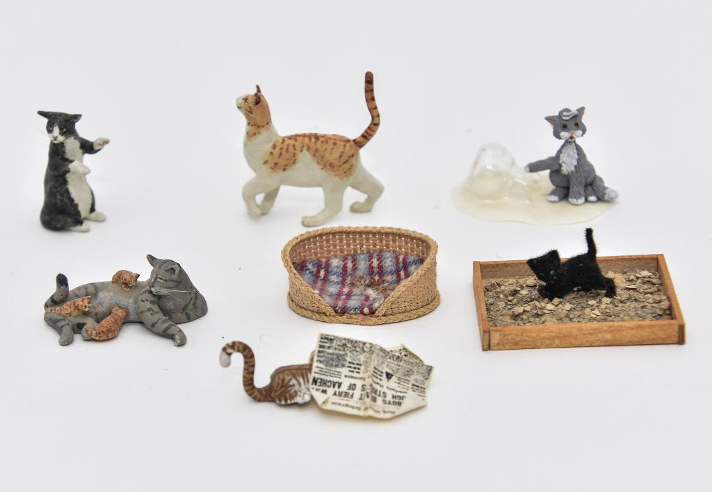 Ferbie Claudron Dollhouse Artisan Cats & Others: Three Ferbie Claudron artisan cats include orange and white strutting cat 1 7/8"L, seated cat and cat playing with kittens, also includes a Jackie McGowan cat bed, black cat in a wood litter box by Cl