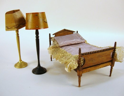 Tynietoy Bed & Floor Lamps: Tynietoy Spool Bed & 2 floor Lamps w/Original shades 6 " t