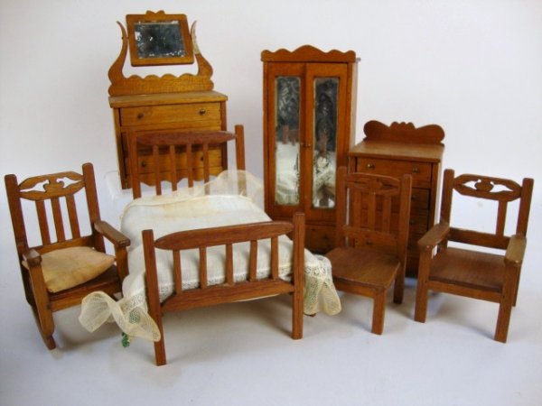 Folk-Art Oak Bedroom Suite: Interesting Folk-Art Oak Bedroom Suite, Bed, Wardrobe, 2 Dressers, Chair, Arm Chair & Rocker 9 " t, 7 pcs.