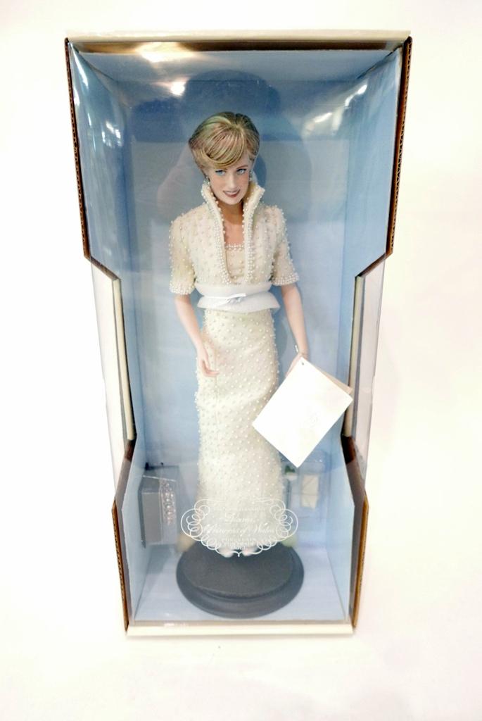 Franklin Mint Diana Doll in OB (1 of 2)