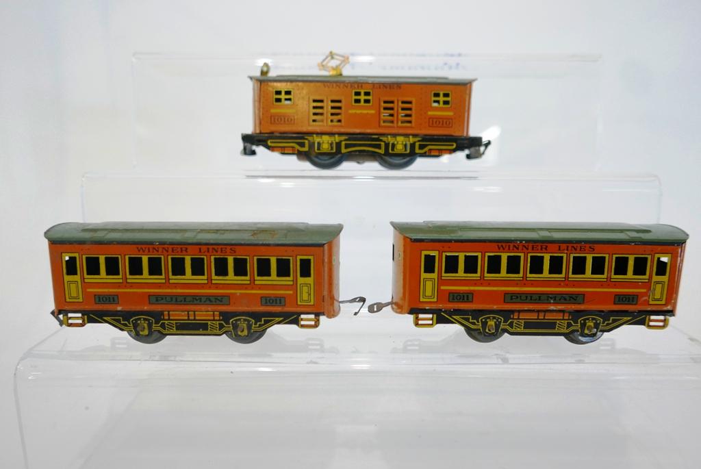 Lionel Winner Lines, 2 Pullmans (1 of 2)