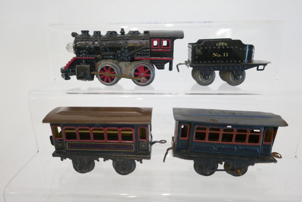 Ives Die Cast Clockwork Locomotive, Tender, 2 Short (1 of 2)