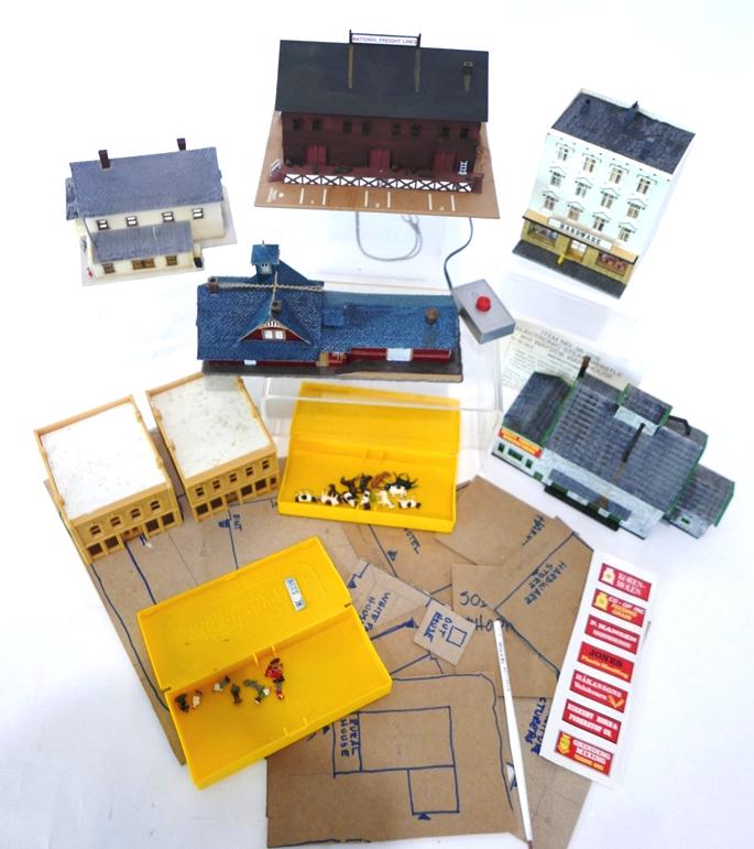 N Gauge Buildings, - 13, Animals, People, Automobiles (1 of 3)