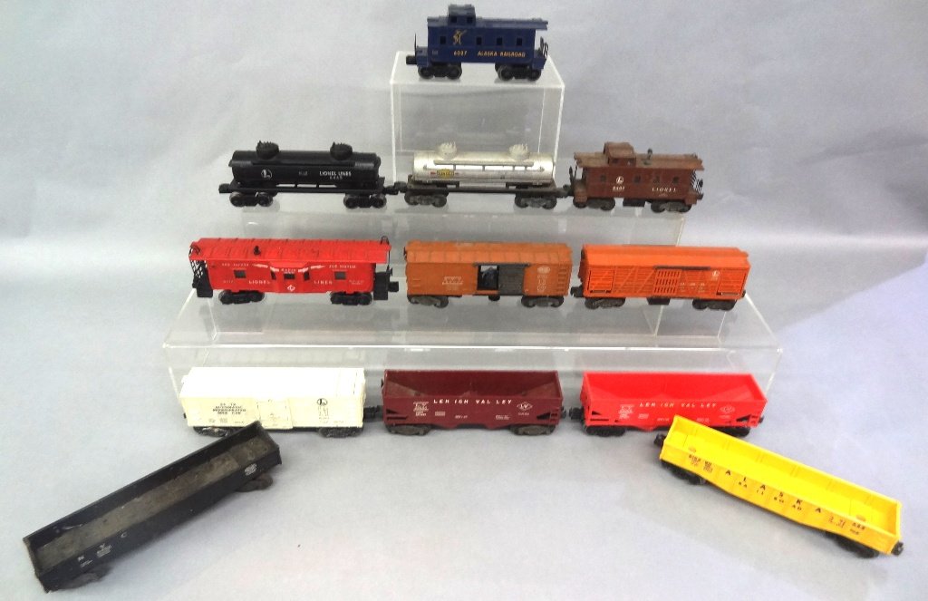 Lot of 12 Lionel O/O27 Freight Cars (1 of 4)