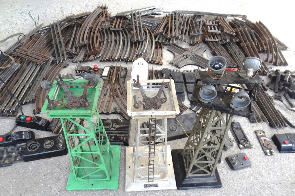 Lot of Lionel & Marx  Accessories, Track, and Switches (1 of 3)