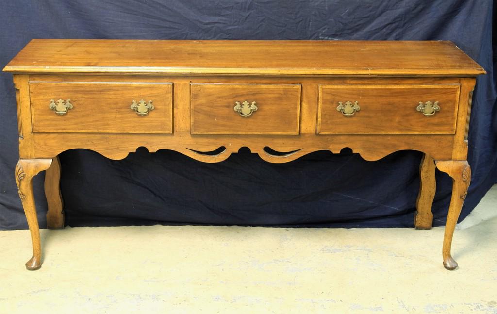 Kittinger Style Vintage Hunt Board: Vintage mahogany southern style hunt board attributed to Kittinger, single board top with nice figure, 3 dovetailed drawers with ribbon banding, scalloped and pierced apron, front cabriole legs with c