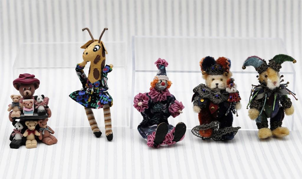 Dollhouse Artisan Toy Dolls & Animals (1 of 1)