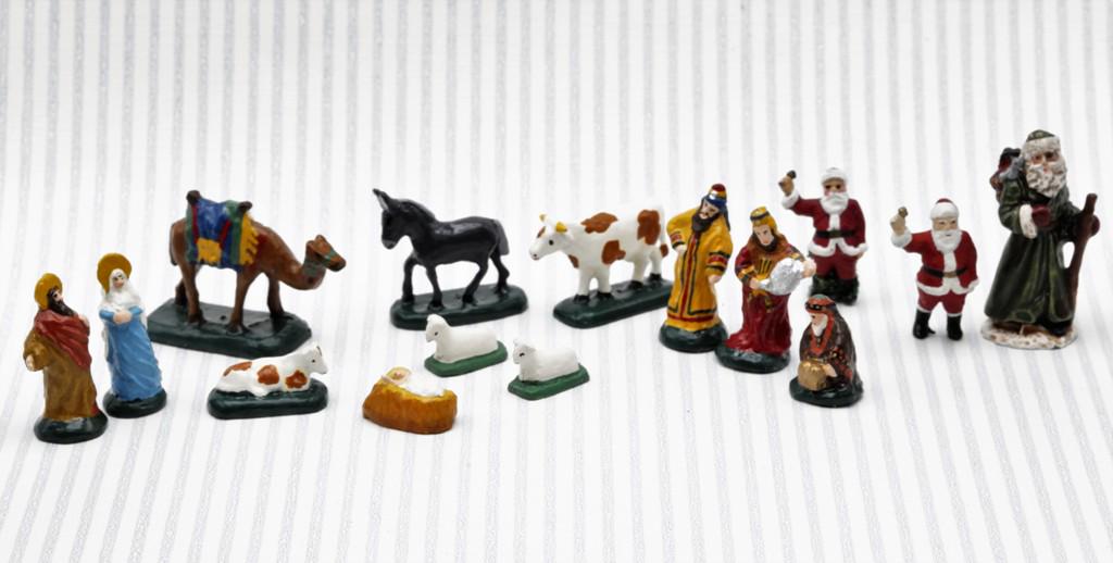 Dollhouse Nativity Scene & Santas Miniatures (1 of 1)