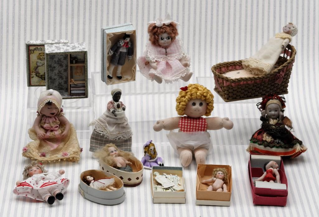 Small Dollhouse Toy Doll Miniatures (1 of 3)