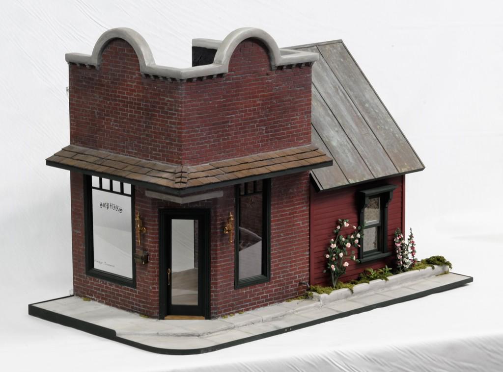 Corner Store & Apartment Dollhouse (1 of 6)
