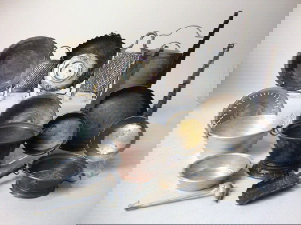 German Kitchen Tinware: Seventeen German kitchen tinware items: waste bucket, frying pans, Dutch clock, graters, molds, etc. 4 1/2"