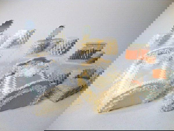 Anne Ruff Half-Scale Bedrooms: Lot of beautifully dressed beds, dressing tables and a chaise in half-inch scale by artisan d. Anne Ruff.