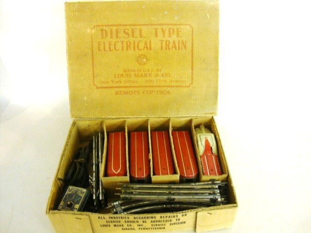 Vintage MARX Streamliner M10005 Train Set w/ob 21p: MARX 21 piece train set includes O Gauge Streamliner M10005 Union Pacific silver/red/blue train set in o/b, set includes engine, & 4 passenger cars lettered 2 Los Angeles, 1 Denver, 1 Squaw Bonnett,16