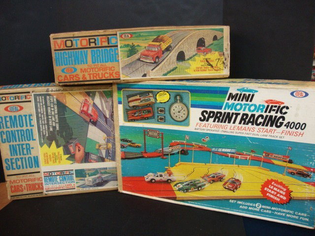 Ideal Motorfic sprint Racking 4000: Ideal Motorific Sprint Racing 4000, two cars in included, in original box, Motorfic remote control Intersection and Mortorific Highway Bridge