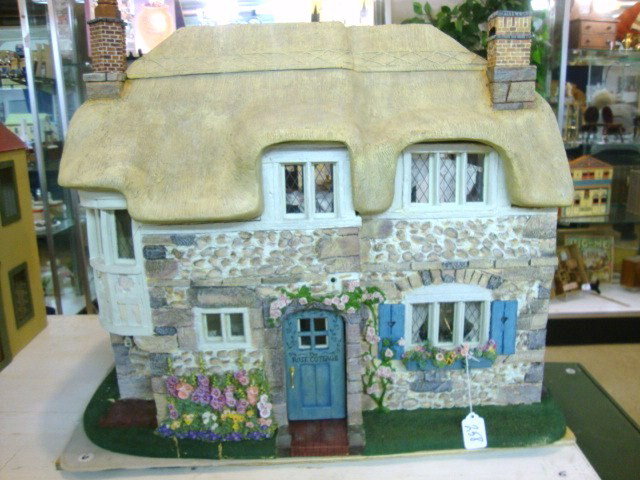 Franklin Mint English Cottage: Highly detailed and fully furnished romantic Cotswold cottage with thatched roof created by the Franklin Mint. Comes with original furnishings and accessories. Four rooms and landscaped garden. Some d