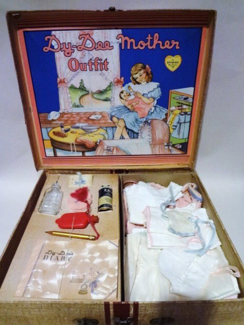 Dy-dee Mother Outfit: Original Effanbee Trunk w/accessories for Dy-dee baby doll, many pieces of clothing also 14" x 13" x 3"