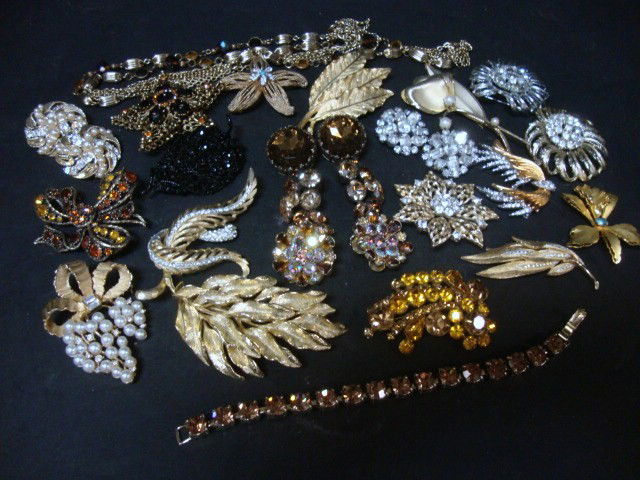 Grouping Costume Jewelry: Lisner, Coro, etc. costume jewelry lot, Weiss, Lisner & Coro pins, etc.