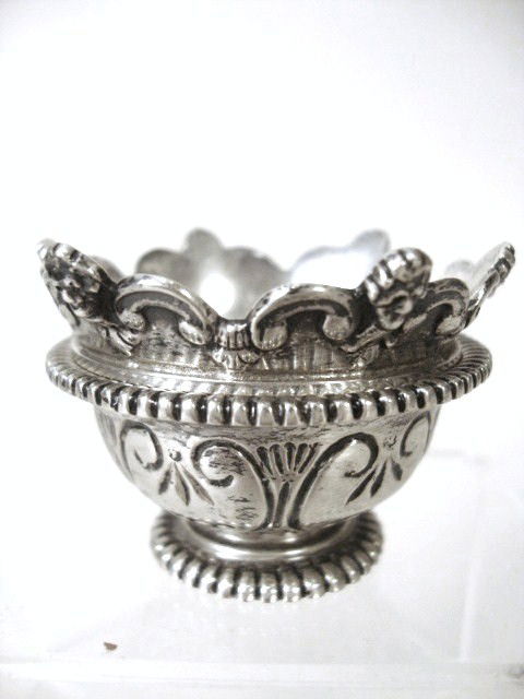 Meyers William III Montieth Bowl: Montieth punch bowl copied from Robert Cooper London 1701 of hemispherical body form with inverted lip molded with an oval bead, on a similarly molded spreading rim foot, the body chased with six pane