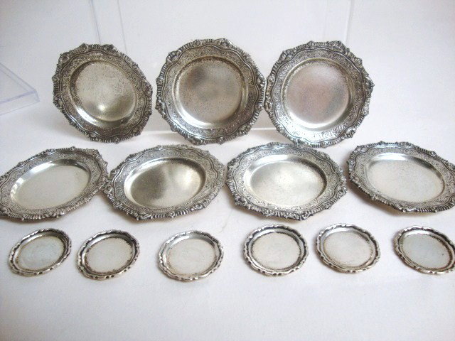Meyers George II Service Plates and Bread Plates: Six George II service plates and bread and butter plates after Samuel Courtauld 1751. The borders are chased and scalloped, the service plates are 2.25" dia., bread and butter plates 1", all marked "M