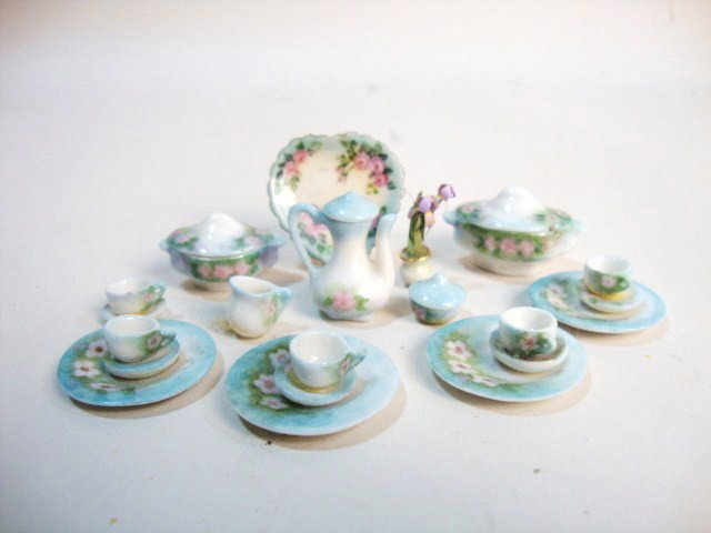 Artisan Dinner Service: Delicately painted dinner service marked GW with tureen 1.25" L, total of 18 pieces plus a heart-shaped plate on stand.