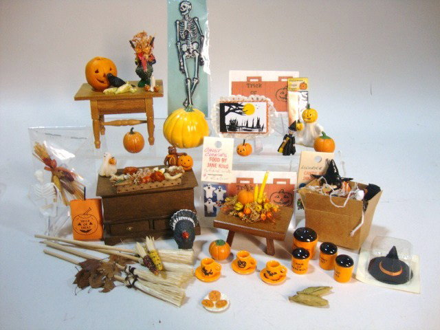 Halloween Decorations: Fantastic Halloween decoration collection: Jack-o-lantern, pumpkins, bags, corn, cake and so much more, dishes, over 30 pieces 2" pumpkin largest some artist pieces