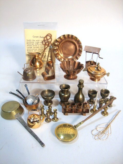Copper Accessories: Large lot of copper and brass miniatures including a bed warmer 4" L, molds, pots, bowls, candlesticks, etc.