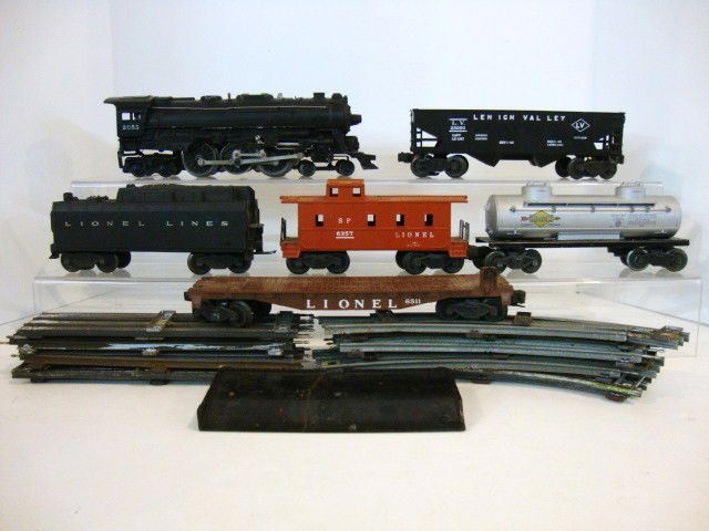 Lionel Freight Train Set 6 Pieces: Six piece Lionel Freight Train Set, engine 2055, tender, 25000 Hopper, 6511 Flat car (missing side posts), 6465 tanker, and 6357 caboose, 16 pieces track (8 straight, 8 curve)