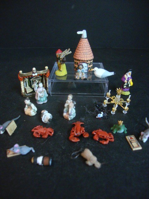 Chris Okubo Tiny Figures: Eight truly tiny figures by Chris Okubo about 1/2" H, plus an oasthouse by Terrence Stringer containing two tiny dolls, a tiny theatre, a pair of Provencal figures and a tiny 1/4 scale chandelier, plu