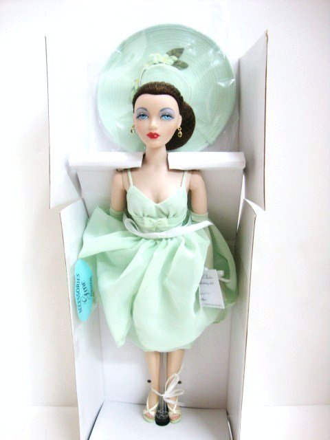 Mel Odom Gene Doll " On the Avenue": Mel Odom Gene Doll " On the Avenue", in original box meausres 17 x7 x 5"