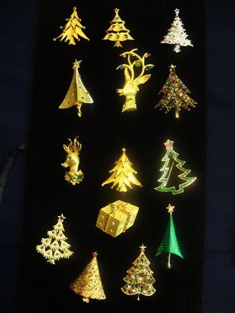 Vintage Designer Costume Jewelry Christmas Pins: Vintage Designer Costume Jewelry Christmas : JJ, Gerrys, Jeanne, Hollycraft, AA Fourteen Pieces