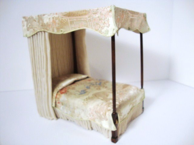 Carol Young Canopy Bed: An elegant four-post bed beautifully upholstered with Oriental brocade bedspread and canopy by Carol Young. 7.5" H, 7" L and 5" W.