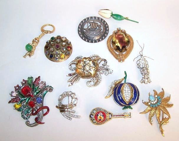Vintage Pins: Lot of 11 vintage pins, some signed & 1 Florenza keychain