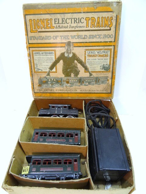 Lionel O Gauge #92 Trains Original Box: Lionel electric trains outfit No 92 original box for O Gauge is how the box is labeled, but inside is a Lionel Multivolt Toy Transformer B, and Engine #152 parts, observation car with no wheels, Pullm