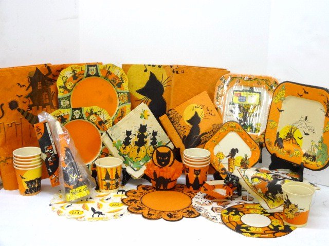 Vintage Halloween Party Dishes, Napkins, Etc.: Wonderful Halloween party dishes, napkins, table cloths, horns, etc. get ready to party
