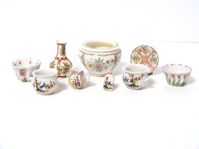 Debbie McKnight Porcelain: A miscellany of pretty china including a jardinière 1" H, similar vase, a rose medallion plate, two fluted bowls, two cache pots, pitcher and a tea caddy. Most painted by Nancy Warner.