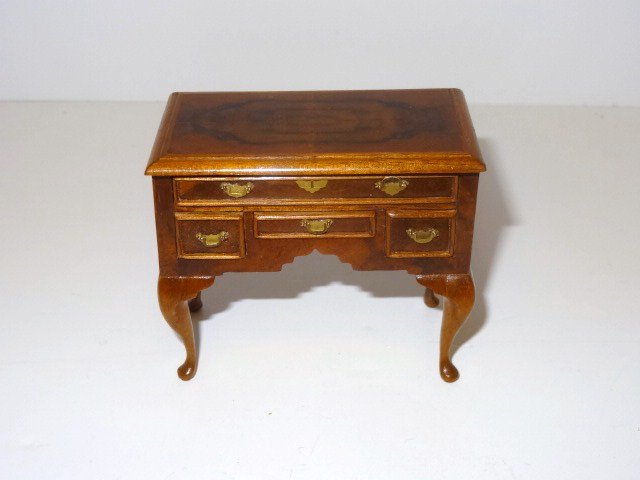 Anthony Shepard Walnut Lowboy: Handcrafted from solid walnut with banded and veneered top, an early Georgian lowboy or dressing table with beautifully figured woods, handsomely scaled hardware and skillfully matched walnut veneer o