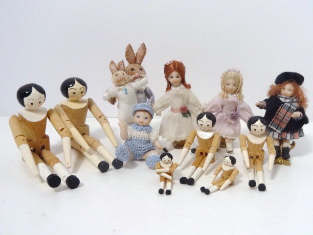 Assorted Tiny Dolls: Varied assortment of small jointed peg wooden dolls of different heights, a wonderful bunny mother and child 2.25" H, a pair of Victorian girls by Maureen Thomas, Judith Hommer baby boy in crocheted o