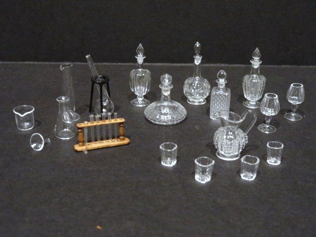 Ferenc Albert Glassware: Generous lot of Ferenc Albert blown glassware including a decanter 7/8" H, water decanter with tumbler, another decanter with two tumblers, a set of chemistry beakers with burner stand, test tubes and