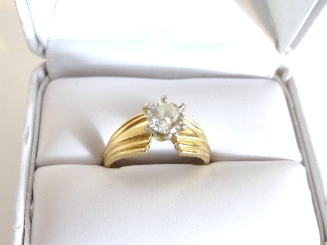 Solitaire Diamond Ring 14kt: Solitaire round brilliant cut, 1.09 ct approx,Clairty-VS1, Color-G, 14kt
