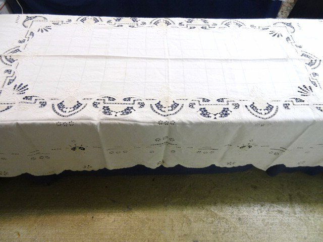 Linen Table Cloth: Linen tablecloth w/designs w/5 napkins, 150 x 70 in.