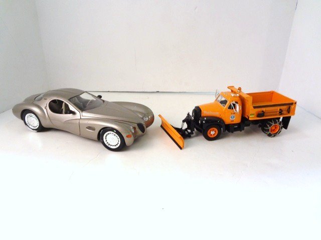 Die Cast Vehicle Lot: 1:34 Scale First Gear 1960 B-Model Mack Short Dump Truck & 1:18 Scale Guiloy Chrysler Atlantic with boxes