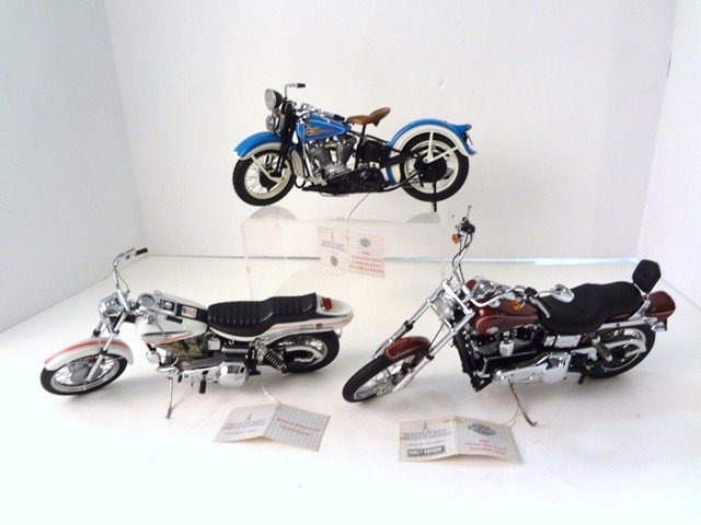 Franklin Mint Harley Davisdson Motorcycle Lot: 1:10 Scale Franklin Mint: 1936 HD EL Knucklehead Road Rally Edition, HD Super Glide & 2004 HD Dyna Wide Glide (No Boxes)